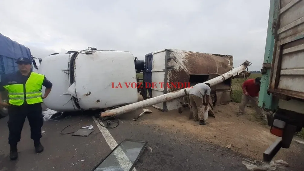Camión volcó en Ruta 226 y perdió la carga de cereal que transportaba